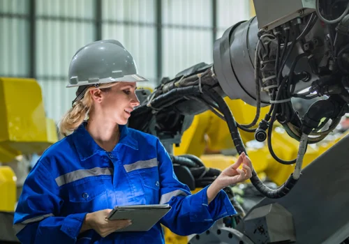 Empower and Uplift Frontline Maintenance and Warehouse Employees with a Connected Worker Solution